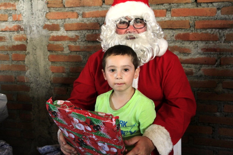 Entrega de regalos de navidad fue realizada en varios sectores de Pinto 22-12-2018 (195)