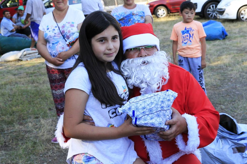 Entrega de regalos de navidad fue realizada en varios sectores de Pinto 22-12-2018 (199)