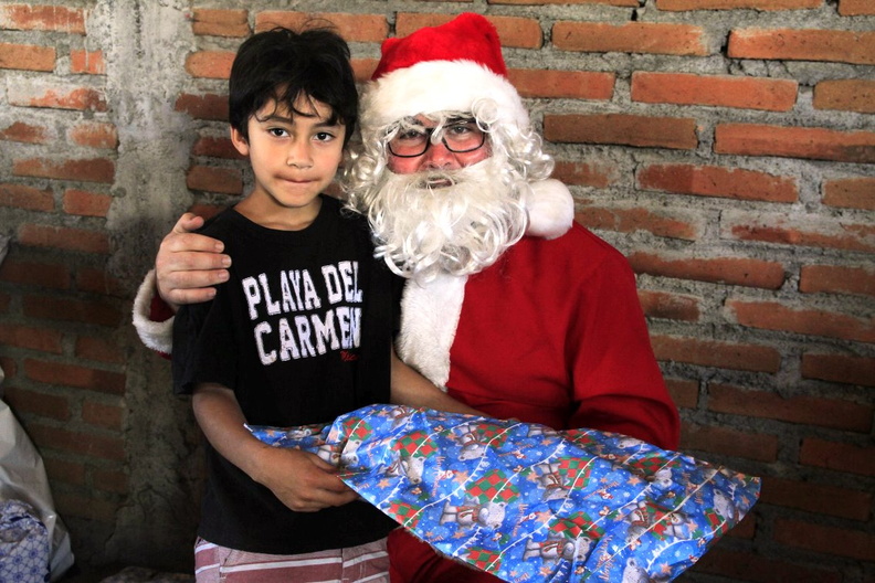 Entrega de regalos de navidad fue realizada en varios sectores de Pinto 22-12-2018 (124)