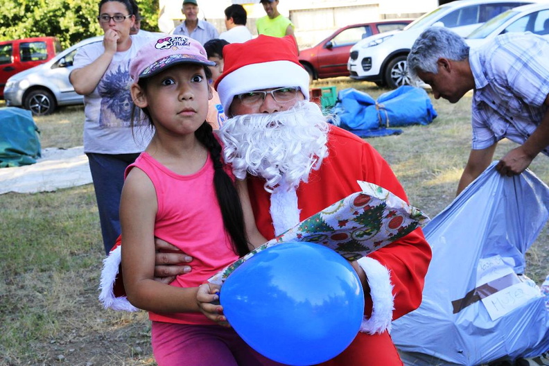 Entrega de regalos de navidad fue realizada en varios sectores de Pinto 22-12-2018 (144)