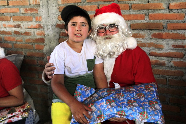 Entrega de regalos de navidad fue realizada en varios sectores de Pinto 22-12-2018 (103)
