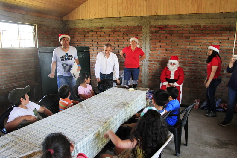 Entrega de regalos de navidad fue realizada en varios sectores de Pinto 22-12-2018 (108)
