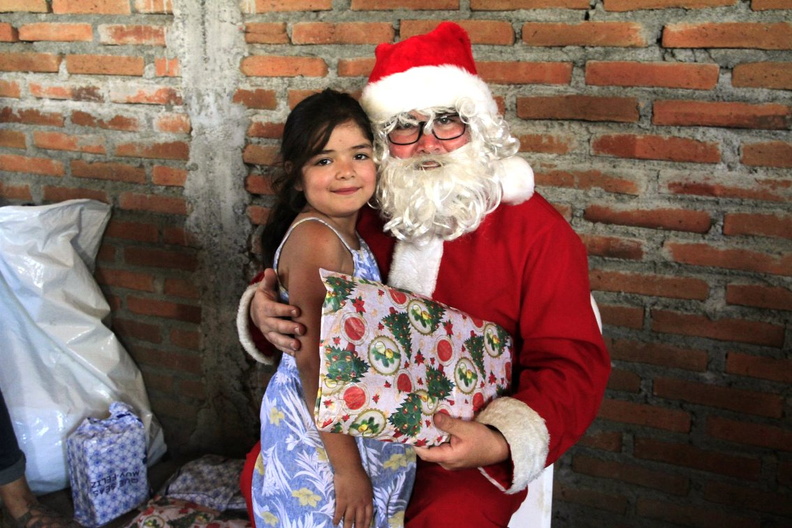 Entrega de regalos de navidad fue realizada en varios sectores de Pinto 22-12-2018 (111)