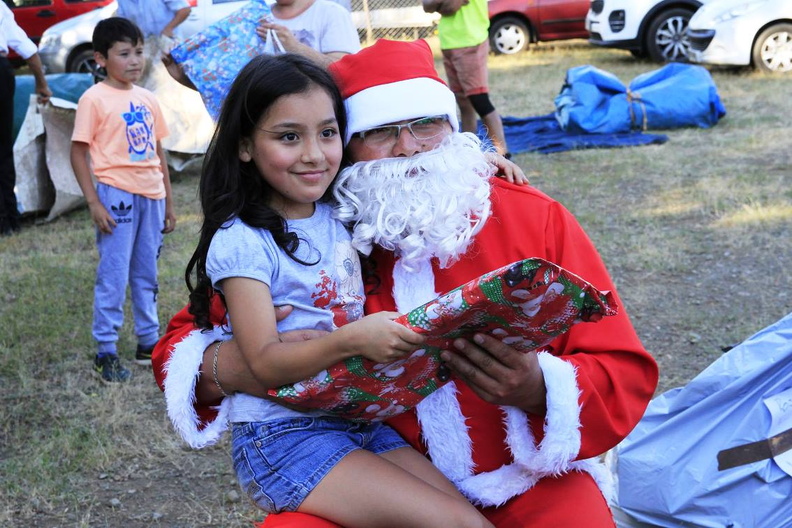Entrega de regalos de navidad fue realizada en varios sectores de Pinto 22-12-2018 (72)