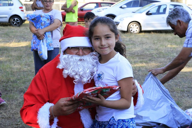 Entrega de regalos de navidad fue realizada en varios sectores de Pinto 22-12-2018 (79)