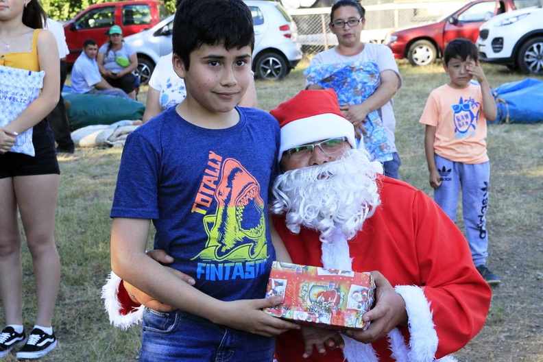Entrega de regalos de navidad fue realizada en varios sectores de Pinto 22-12-2018 (65)