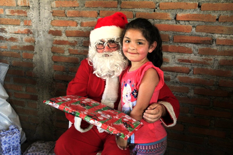 Entrega de regalos de navidad fue realizada en varios sectores de Pinto 22-12-2018 (5)