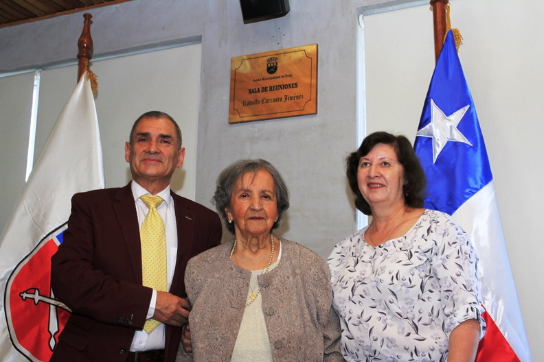 Placa oficializa la sala de reuniones de la Municipalidad como Sala de Reuniones Rodolfo Carrasco Jiménez 26-12-2018 (1).jpg