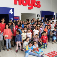 Niños y niñas de la Escuela de Verano disfrutaron de una película en la ciudad de Chillán