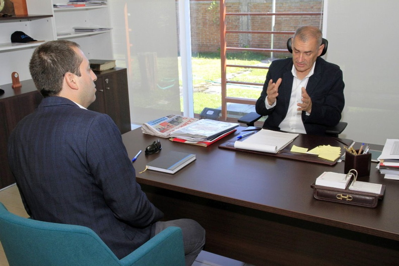 Seremi de Energía sostuvo reunión con el Alcalde Manuel Guzmán Aedo 04-02-2019 (1)