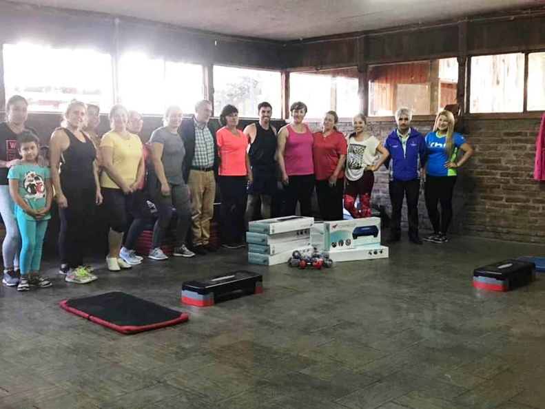 Entrega de implementación deportiva para el grupo de gimnasia del Programa Vida Sana 02-04-2019 (3).jpg