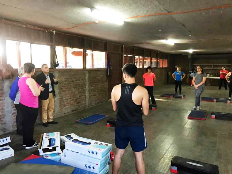 Entrega de implementación deportiva para el grupo de gimnasia del Programa Vida Sana 02-04-2019 (4)