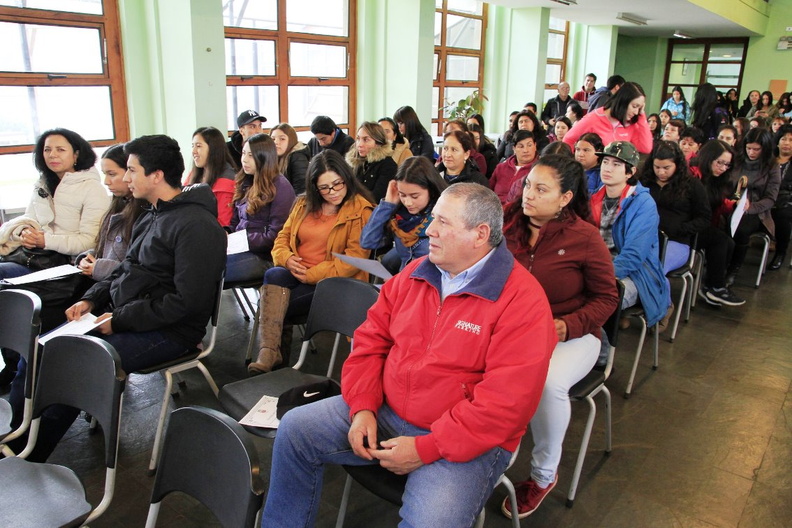 Entrega de becas de movilización a jóvenes de Pinto 15-04-2019 (7)