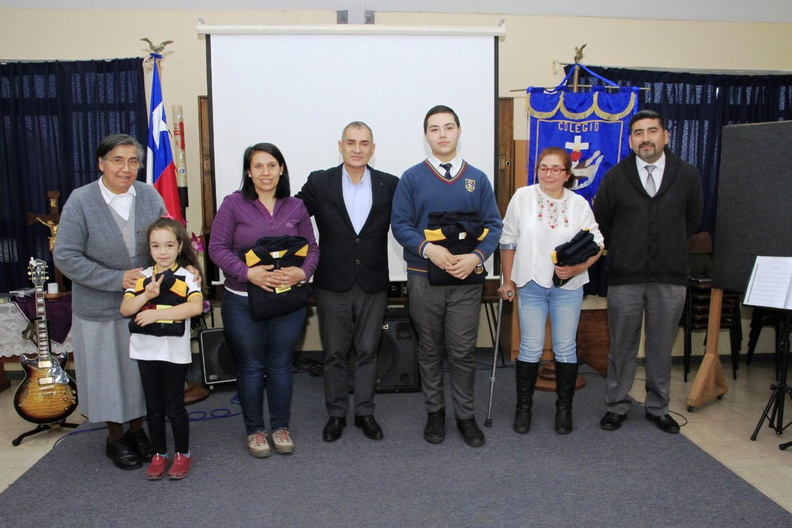 Entrega de buzos para alumnos del Colegio Francisco de Asís 15-04-2019 (19)