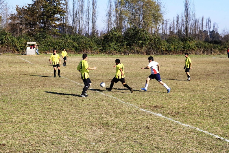 Autoridad comunal realiza entrega de equipos de fútbol a cada club deportivo 13-05-2019 (1)