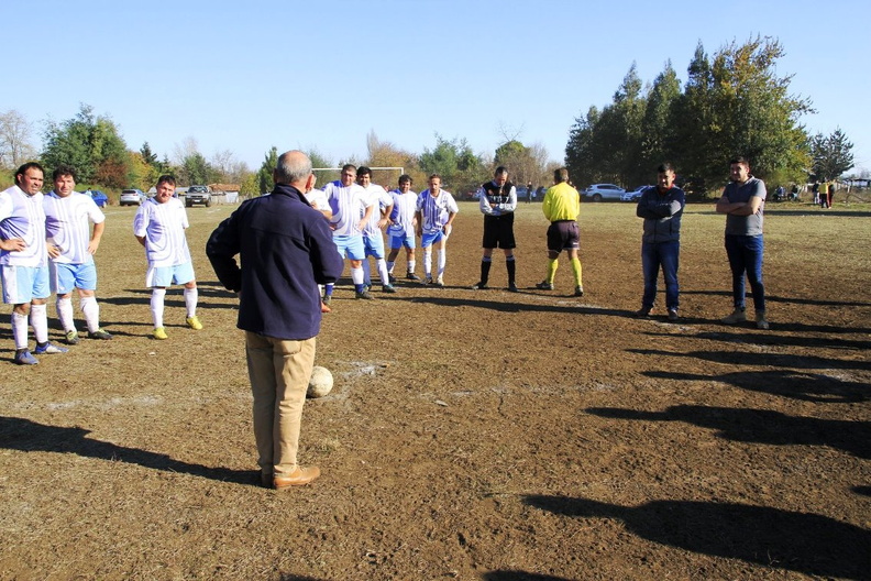 Autoridad comunal realiza entrega de equipos de fútbol a cada club deportivo 13-05-2019 (29)