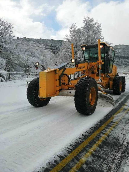 Maquinaria municipal realizó despeje de la Ruta N-55 sector Las Trancas producto del exceso de nieve caída 24-06-2019 (4).jpg