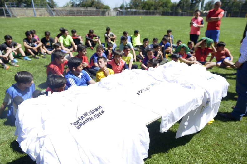 Implementación deportiva a la escuela de fútbol de Pinto 11-11-2019 (14)