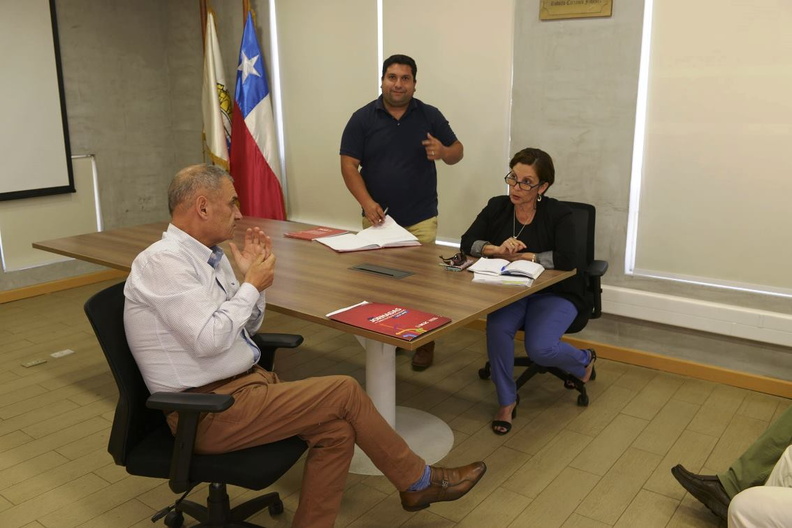 Asistentes de la Educación y Delegados se reunieron con el Alcalde Manuel Guzmán 28-11-2019 (1).jpg