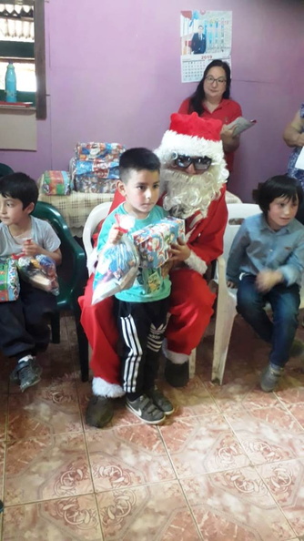 Viejito Pascuero inicia entrega de regalos en Pinto 16-12-2019 (2).jpg