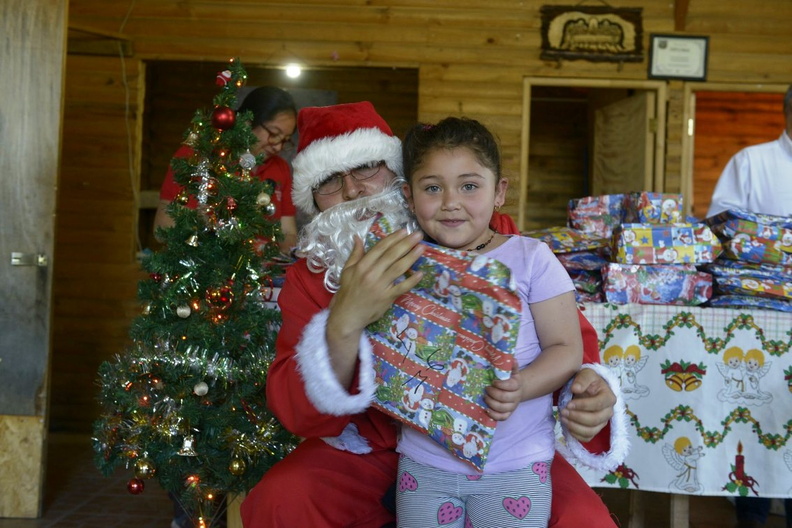Viejito Pascuero inicia entrega de regalos en Pinto 16-12-2019 (5)