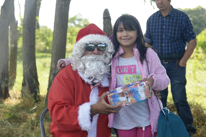 Viejito Pascuero inicia entrega de regalos en Pinto 16-12-2019 (8)