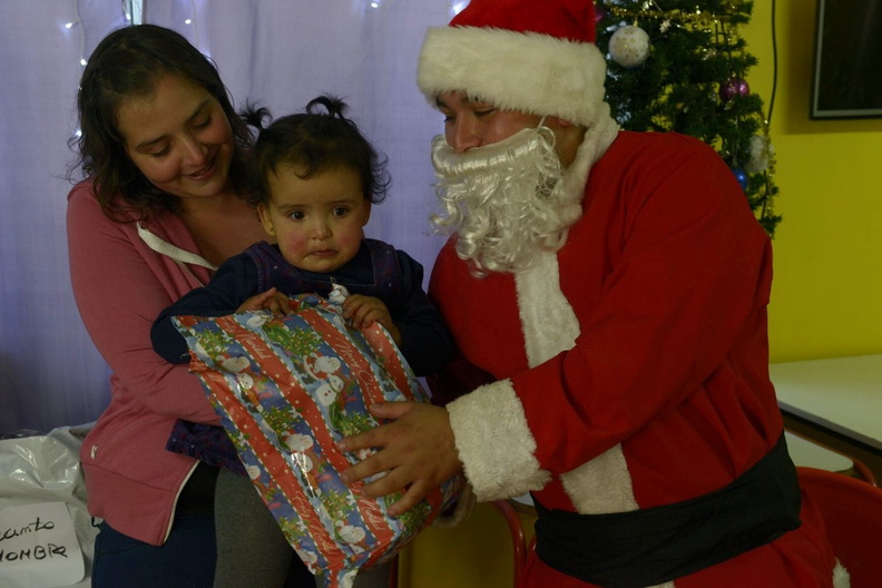 Viejito Pascuero inicia entrega de regalos en Pinto 16-12-2019 (10)