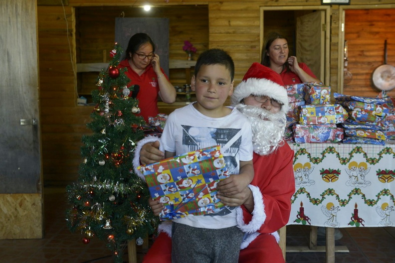 Viejito Pascuero inicia entrega de regalos en Pinto 16-12-2019 (13).jpg