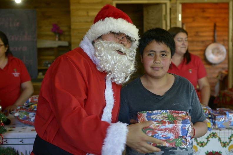 Viejito Pascuero inicia entrega de regalos en Pinto 16-12-2019 (15).jpg
