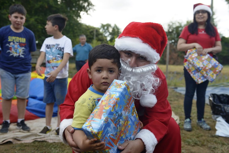 Viejito Pascuero inicia entrega de regalos en Pinto 16-12-2019 (19)