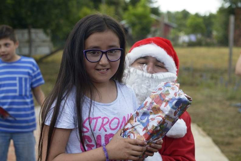 Viejito Pascuero inicia entrega de regalos en Pinto 16-12-2019 (23).jpg