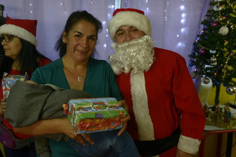 Viejito Pascuero inicia entrega de regalos en Pinto 16-12-2019 (24)