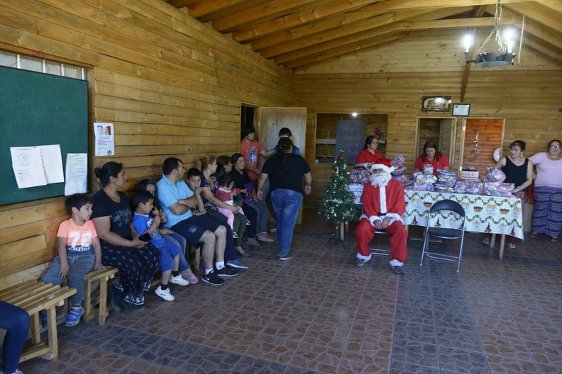 Viejito Pascuero inicia entrega de regalos en Pinto 16-12-2019 (36)