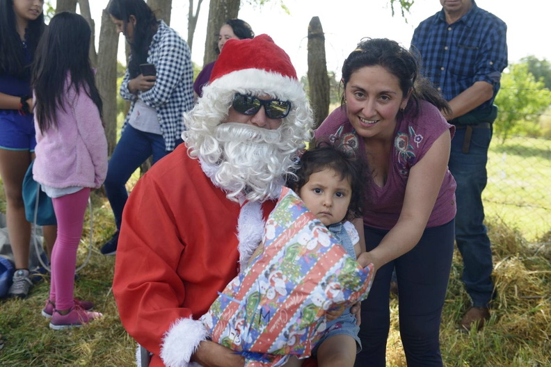 Viejito Pascuero inicia entrega de regalos en Pinto 16-12-2019 (42).jpg