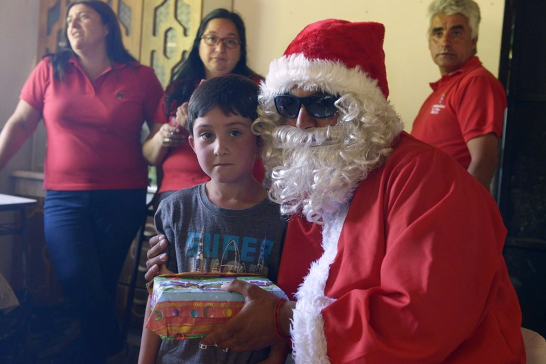 Viejito Pascuero inicia entrega de regalos en Pinto 16-12-2019 (59)