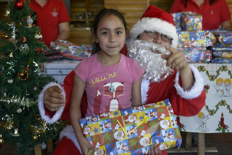 Viejito Pascuero inicia entrega de regalos en Pinto 16-12-2019 (64)
