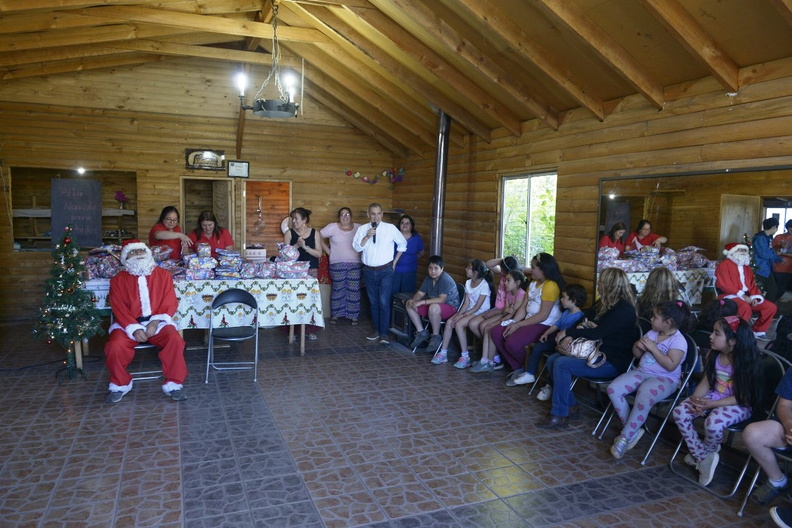 Viejito Pascuero inicia entrega de regalos en Pinto 16-12-2019 (71)