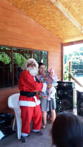Viejito Pascuero inicia entrega de regalos en Pinto 16-12-2019 (85)