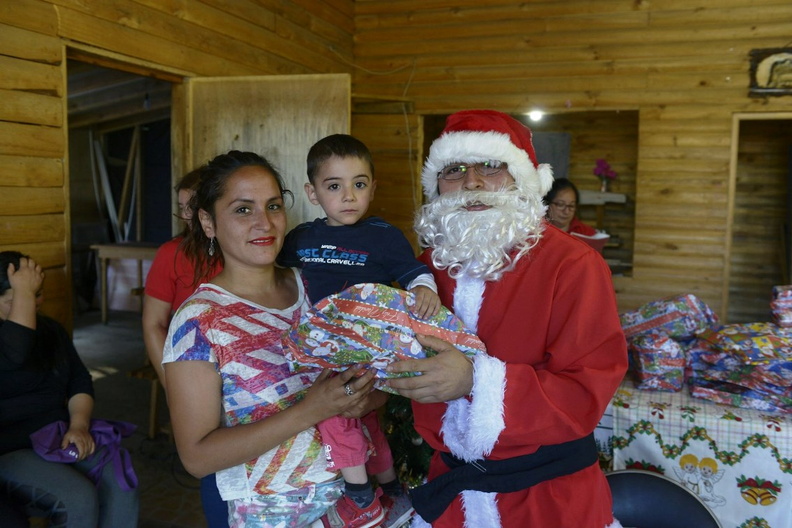 Viejito Pascuero inicia entrega de regalos en Pinto 16-12-2019 (87)