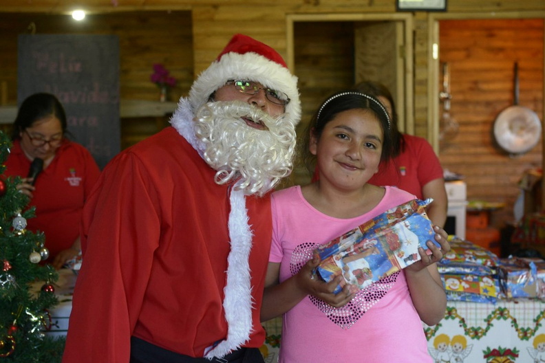 Viejito Pascuero inicia entrega de regalos en Pinto 16-12-2019 (88)