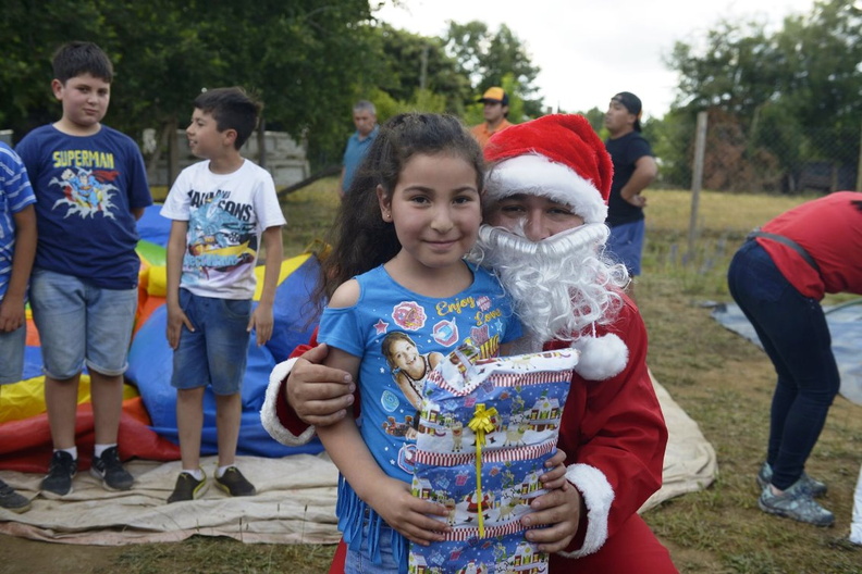 Viejito Pascuero inicia entrega de regalos en Pinto 16-12-2019 (91)