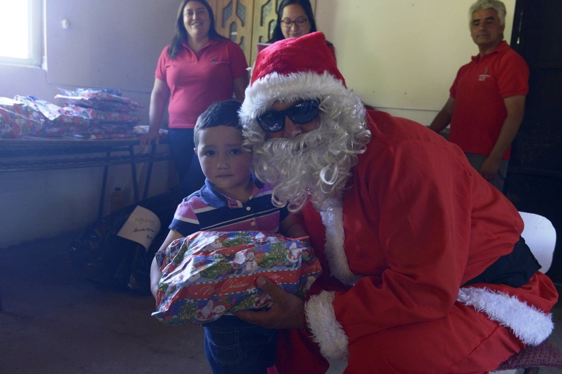 Viejito Pascuero inicia entrega de regalos en Pinto 16-12-2019 (94)