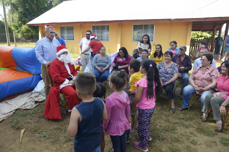Viejito Pascuero inicia entrega de regalos en Pinto 16-12-2019 (97)