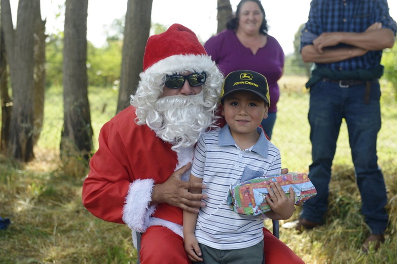 Viejito Pascuero inicia entrega de regalos en Pinto 16-12-2019 (104)