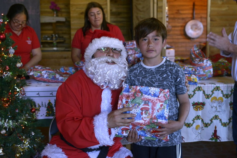Viejito Pascuero inicia entrega de regalos en Pinto 16-12-2019 (111)