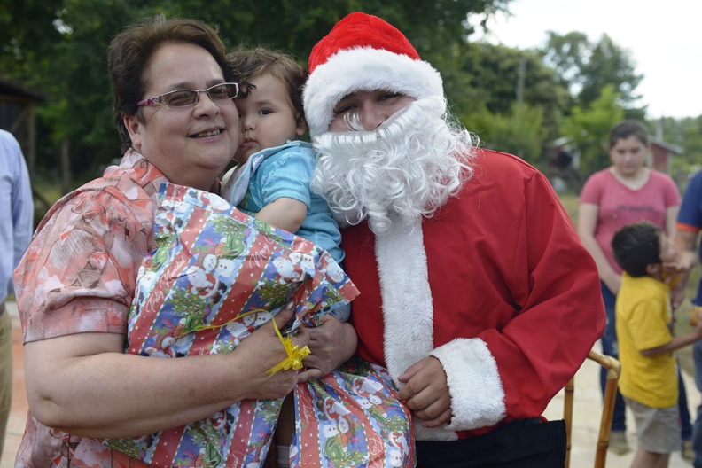 Viejito Pascuero inicia entrega de regalos en Pinto 16-12-2019 (117)