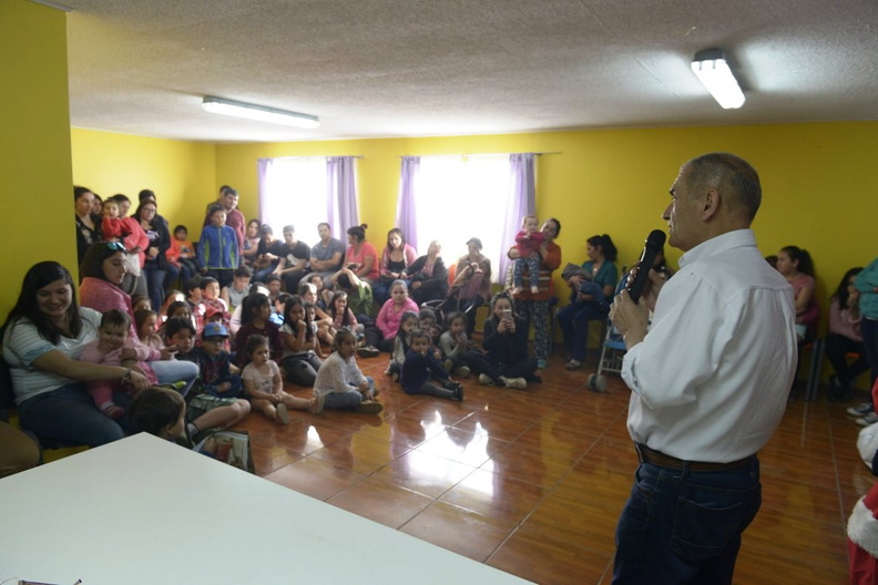 Viejito Pascuero inicia entrega de regalos en Pinto 16-12-2019 (121)