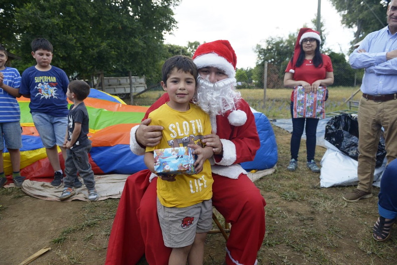 Viejito Pascuero inicia entrega de regalos en Pinto 16-12-2019 (124)
