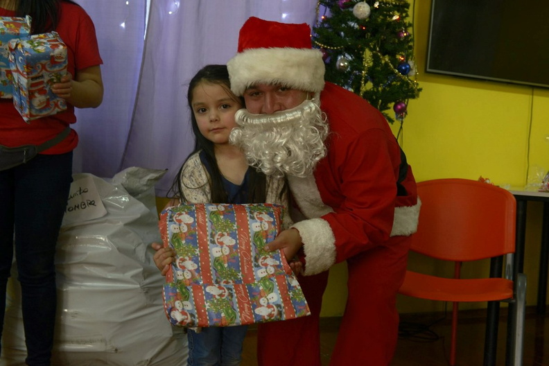 Viejito Pascuero inicia entrega de regalos en Pinto 16-12-2019 (143)