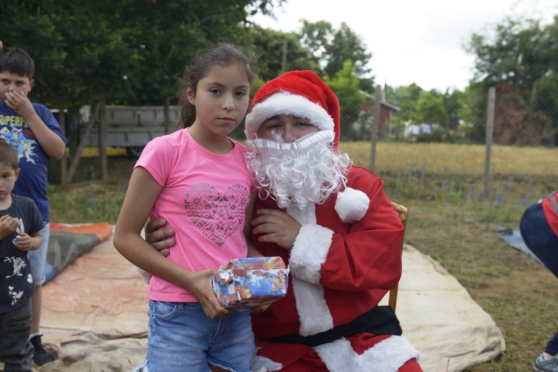Viejito Pascuero inicia entrega de regalos en Pinto 16-12-2019 (153)